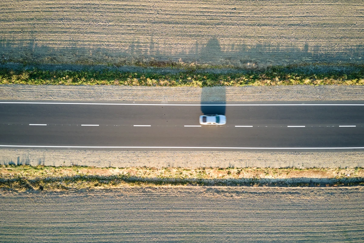Tesla et responsabilité : Les conducteurs face aux risques juridiques des fonctionnalités avancées